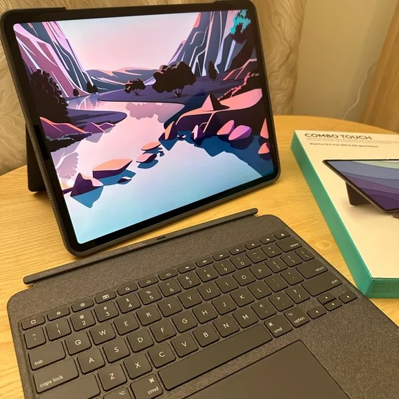 Logitech Combo Touch iPad Pro 12.9'' 5th & 6th Gen Keyboard Case Tablet Keyboards